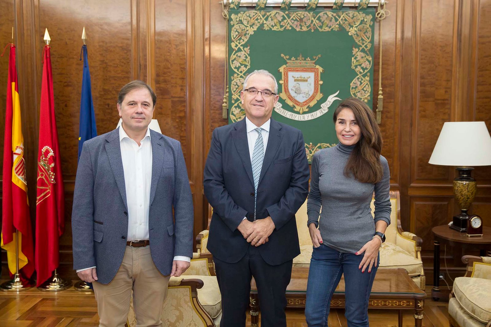 El alcalde de Pamplona conoce el proyecto teatral ‘Belcebú’ contra el acoso escolar de la mano de su impulsora, la actriz Blanca Marsillach