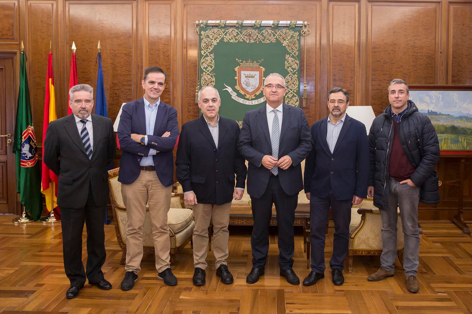 El alcalde de Pamplona se reúne con la junta de la Hermandad de Paz y Caridad