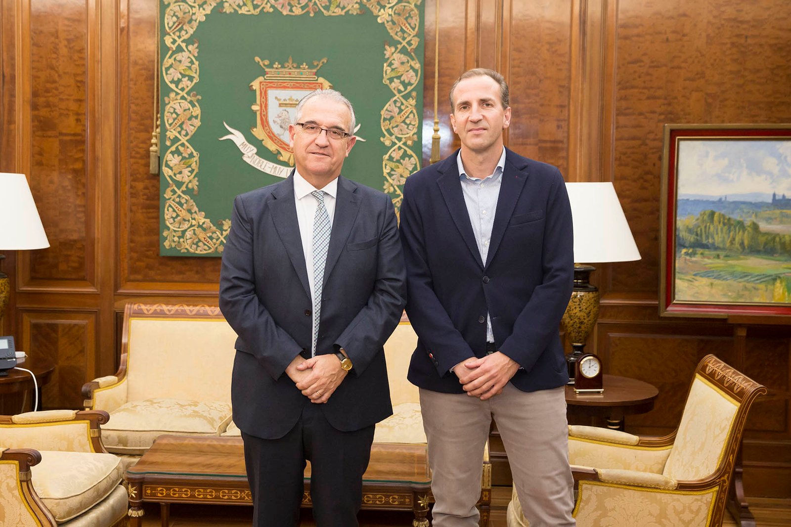 El alcalde recibe al nuevo presidente del Club Tenis Pamplona