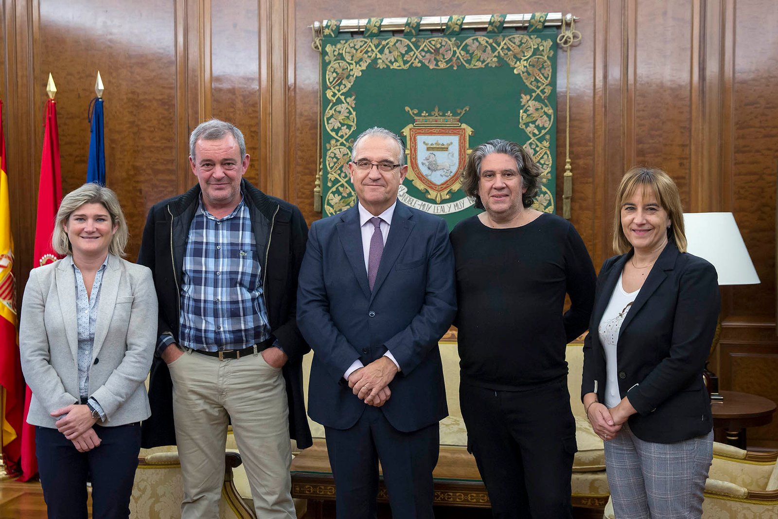 El alcalde de Pamplona recibe a la asociación Ópera de Cámara de Navarra