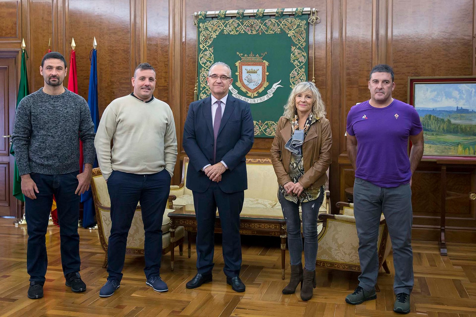 Encuentro del alcalde con los representantes de la Sociedad Deportivo Cultural Echavacoiz