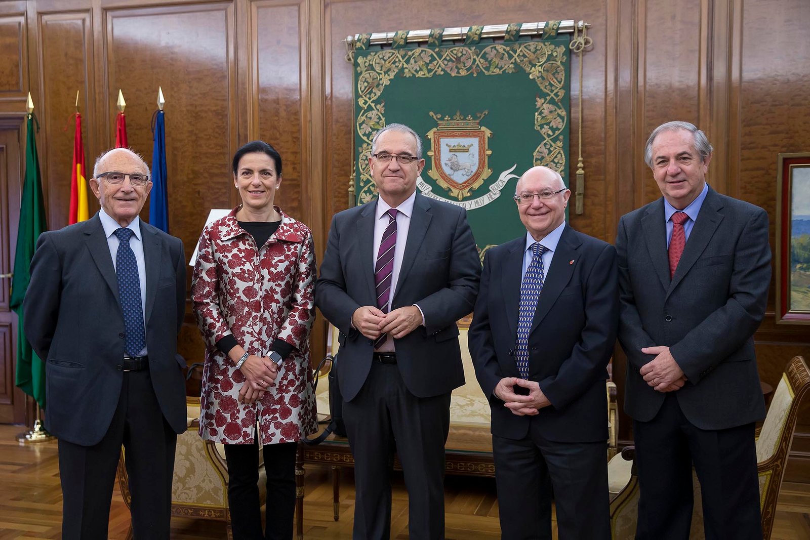 El alcalde recibe a los Hermanos de San Juan de Dios, tras la celebración del 75 aniversario de la apertura de su hospital en la ciudad de Pamplona