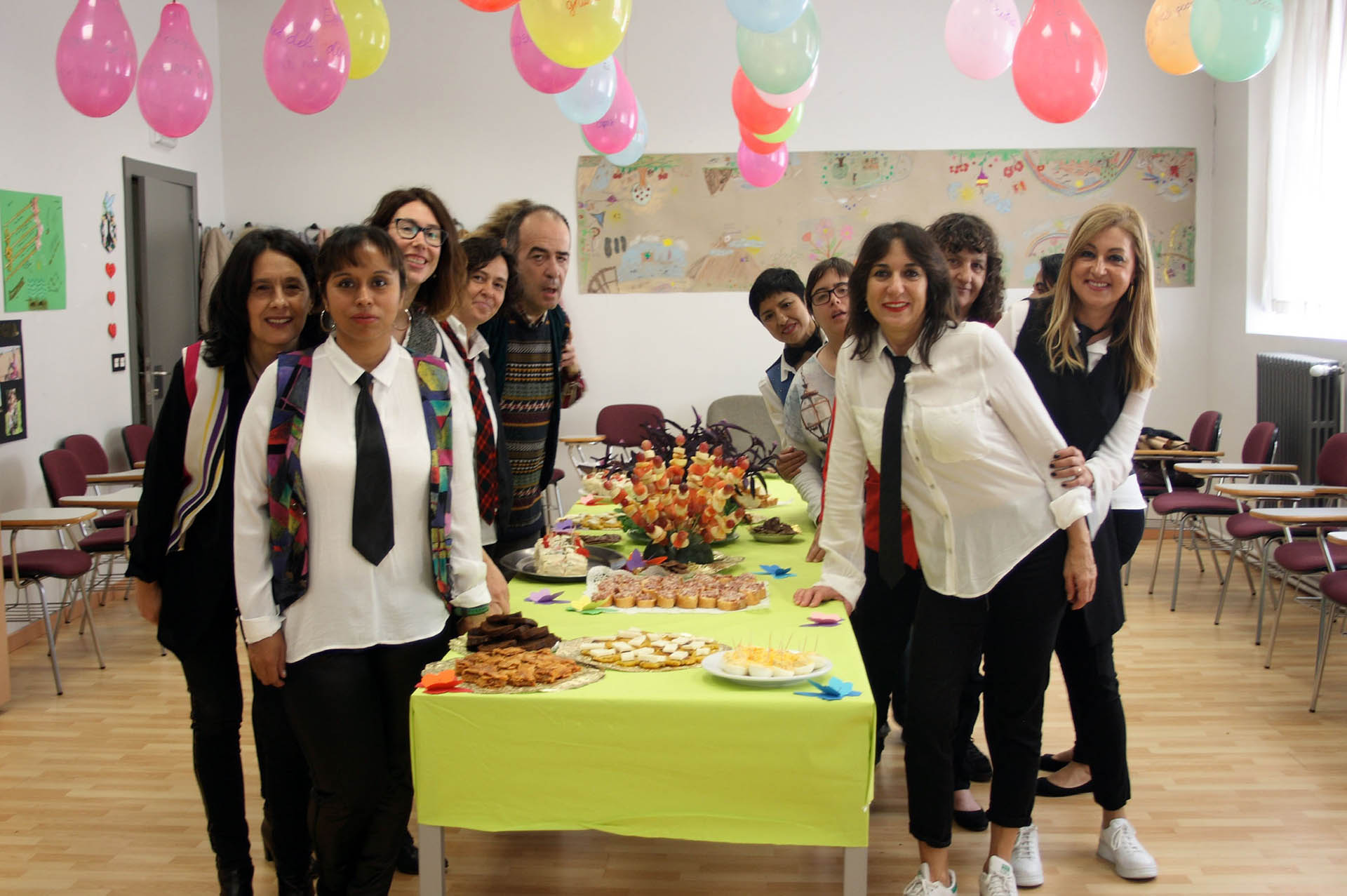Usuarios de la clínica Padre Menni y alumnado que se forma en el cuidado de personas ofrecen un aperitivo a los trabajadores municipales del barrio de Rochapea