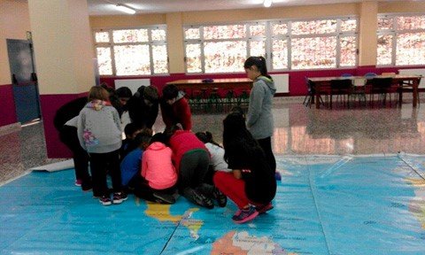 Un mundo sin fronteras en un mapa de proporciones correctas: el taller para mirar el mundo que propone para mañana en euskera la Biblioteca Pública de San Jorge