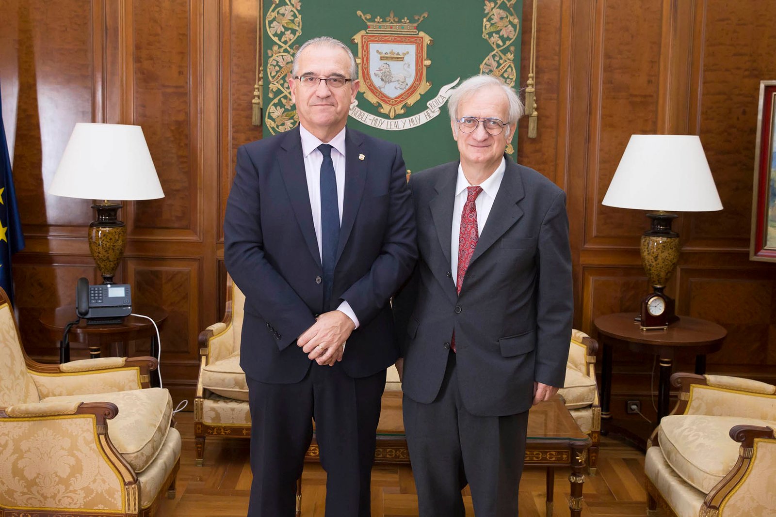 El alcalde de Pamplona recibe al fundador del Passive House Institute