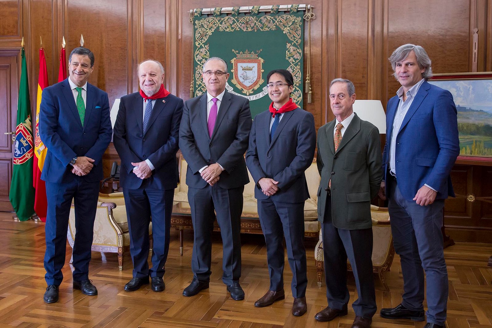 El alcalde recibe al embajador de Filipinas en España, Philippe J. Lhuillier