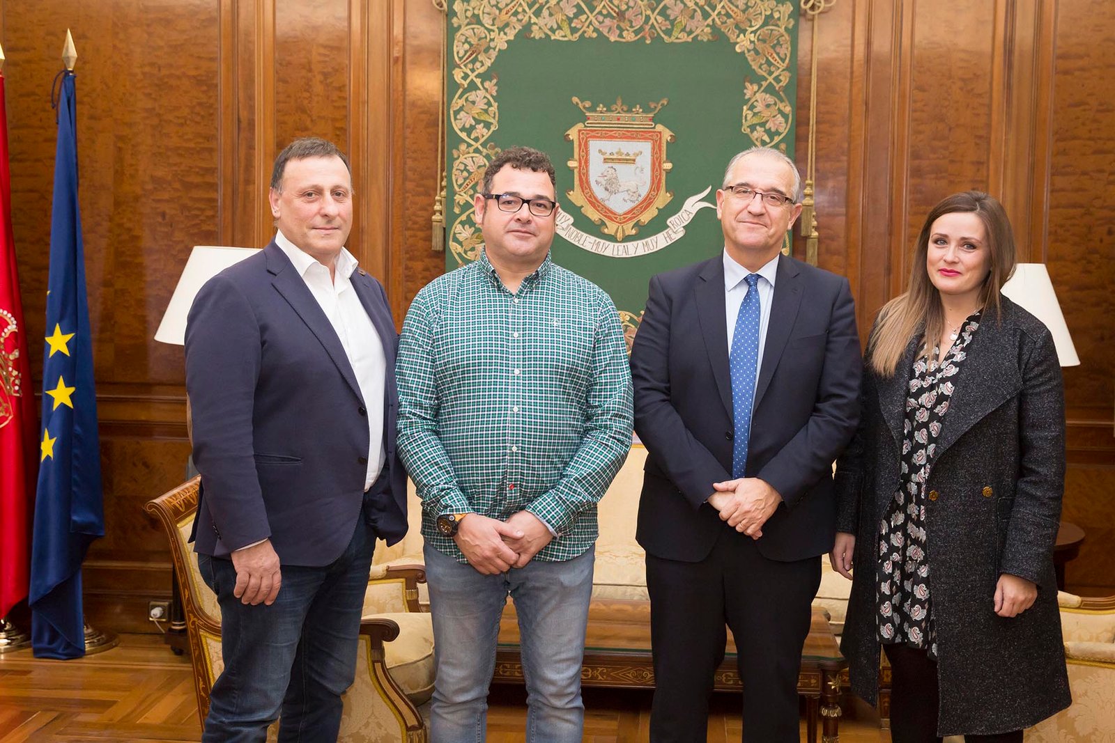 El alcalde de Pamplona recibe a los representantes de DYA Navarra