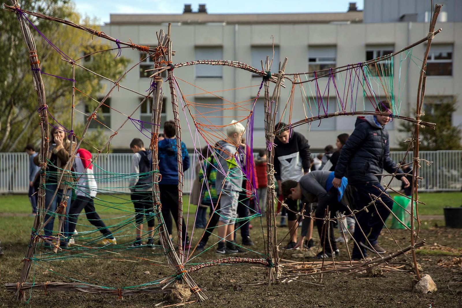Más de 230 alumnos de los centros educativos de Mendillorri revitalizan el entorno del lago con obras de arte efímeras dentro del proyecto Land Art