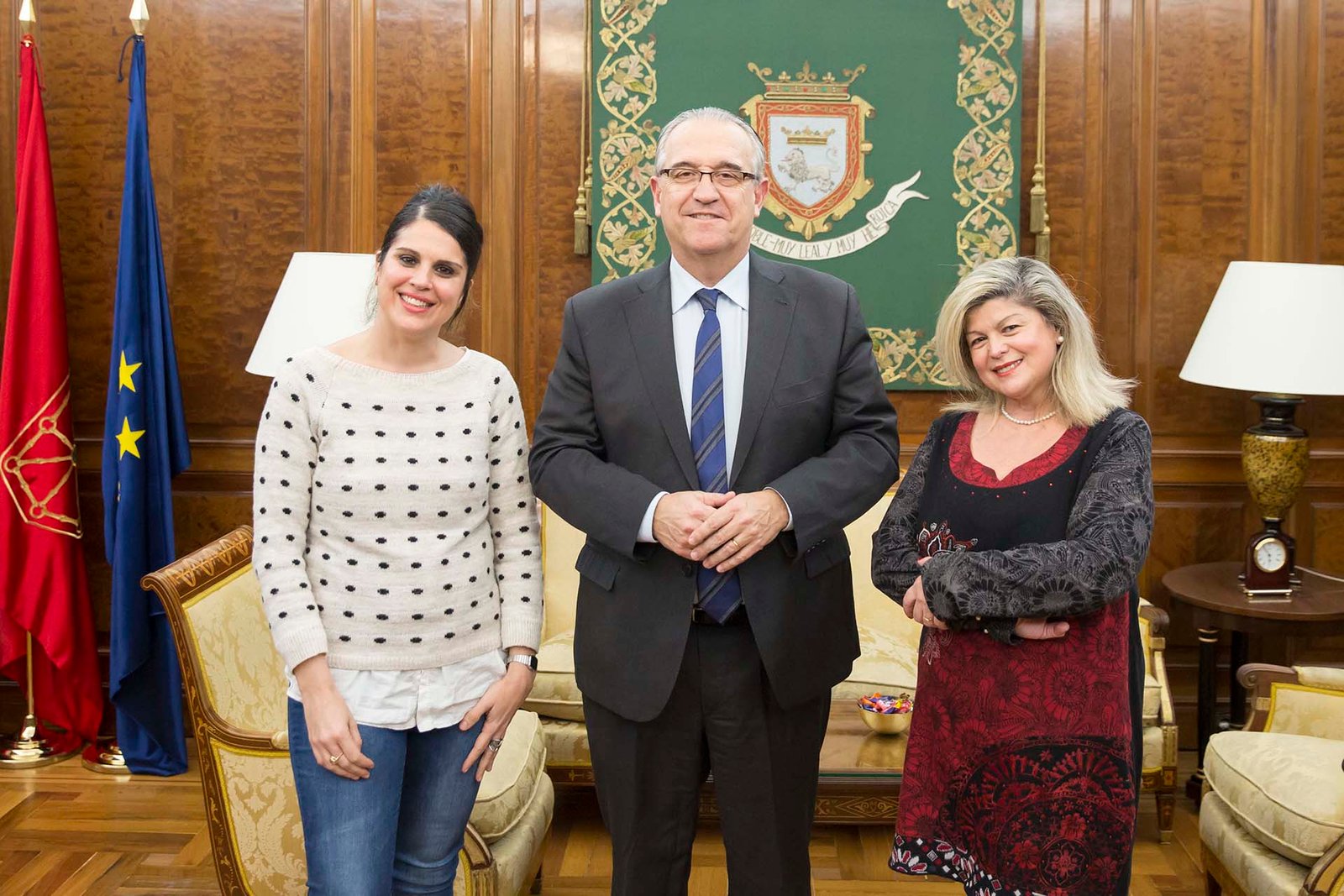 El alcalde de Pamplona se reúne con la asociación contra el maltrato Saber Amar con Corazón