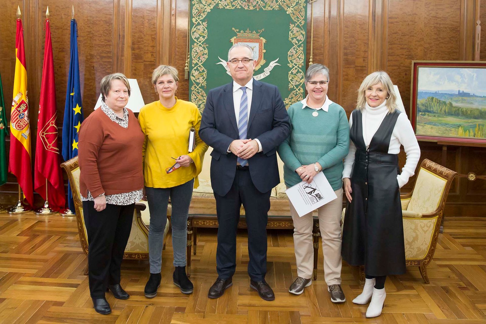 El alcalde se reúne con la Asociación ADHI que ha presentado los programas que impulsa gracias a la convocatoria de ayudas de Acción Social