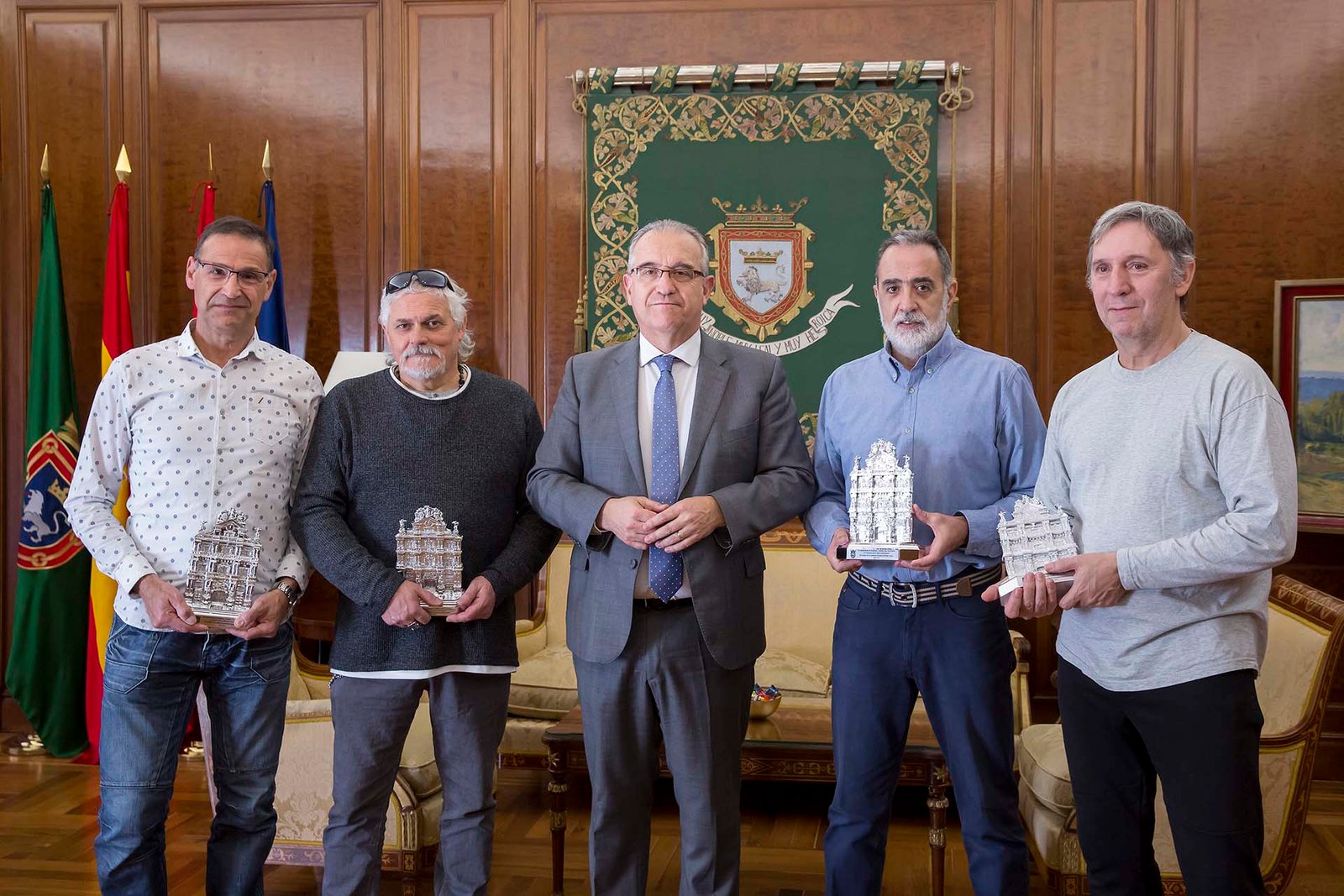El alcalde de Pamplona recibe a un grupo de bomberos municipales jubilados el año pasado