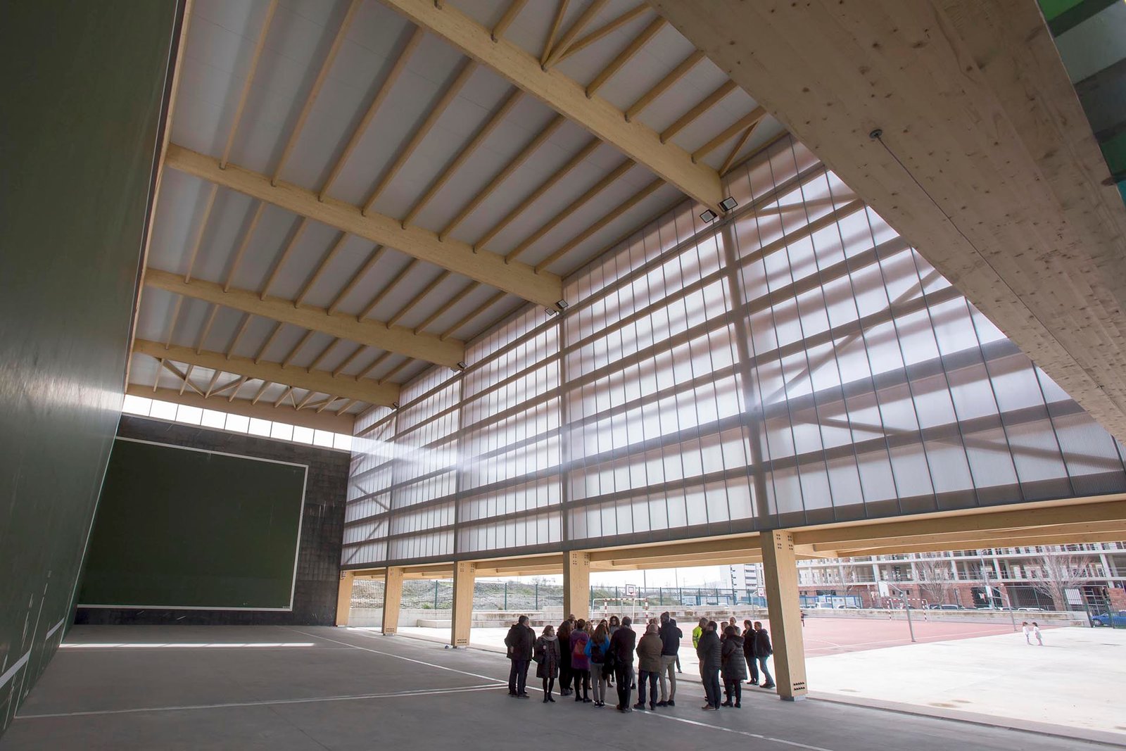 La Comisión de Asuntos Ciudadanos visita las obras realizadas en la Ikastola Hegoalde, donde se ha instalado una cubierta en el frontón del patio