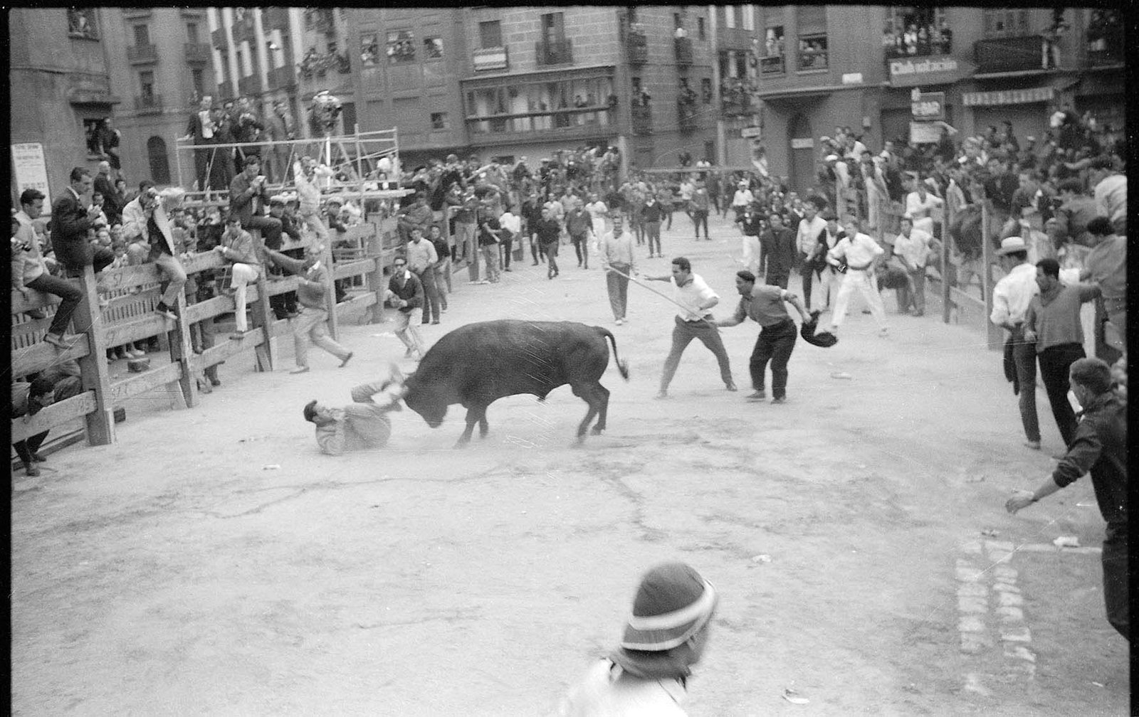 La Fototeca de Pamplona añade a la consulta on line 307 fotografías de encierros del Fondo Zubieta y Retegui, imágenes comprendidas entre 1960 y 1965