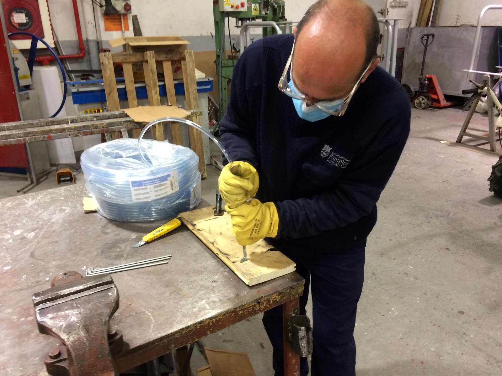 Monitores de la Escuela Taller de Soldeo diseñan jaulas multifuncionales para el albergue de Jesús y María y dispositivos non-touch para trabajadores municipales