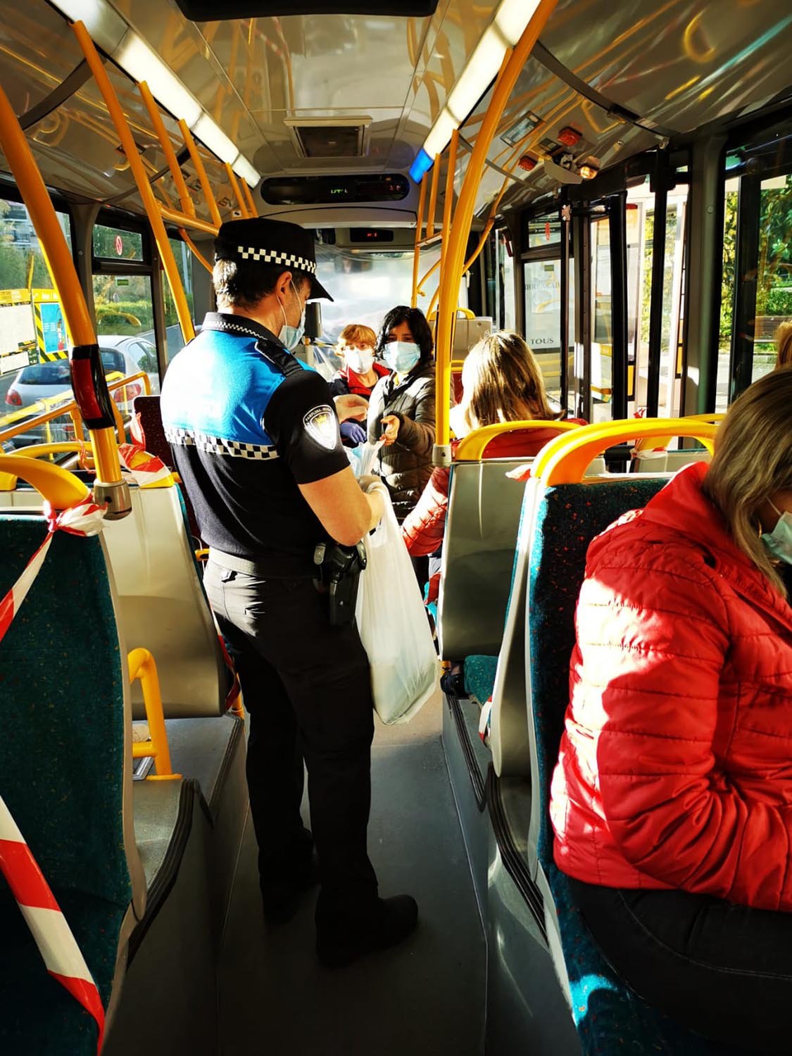 Pamplona reparte 15.000 mascarillas entre los usuarios del transporte público
