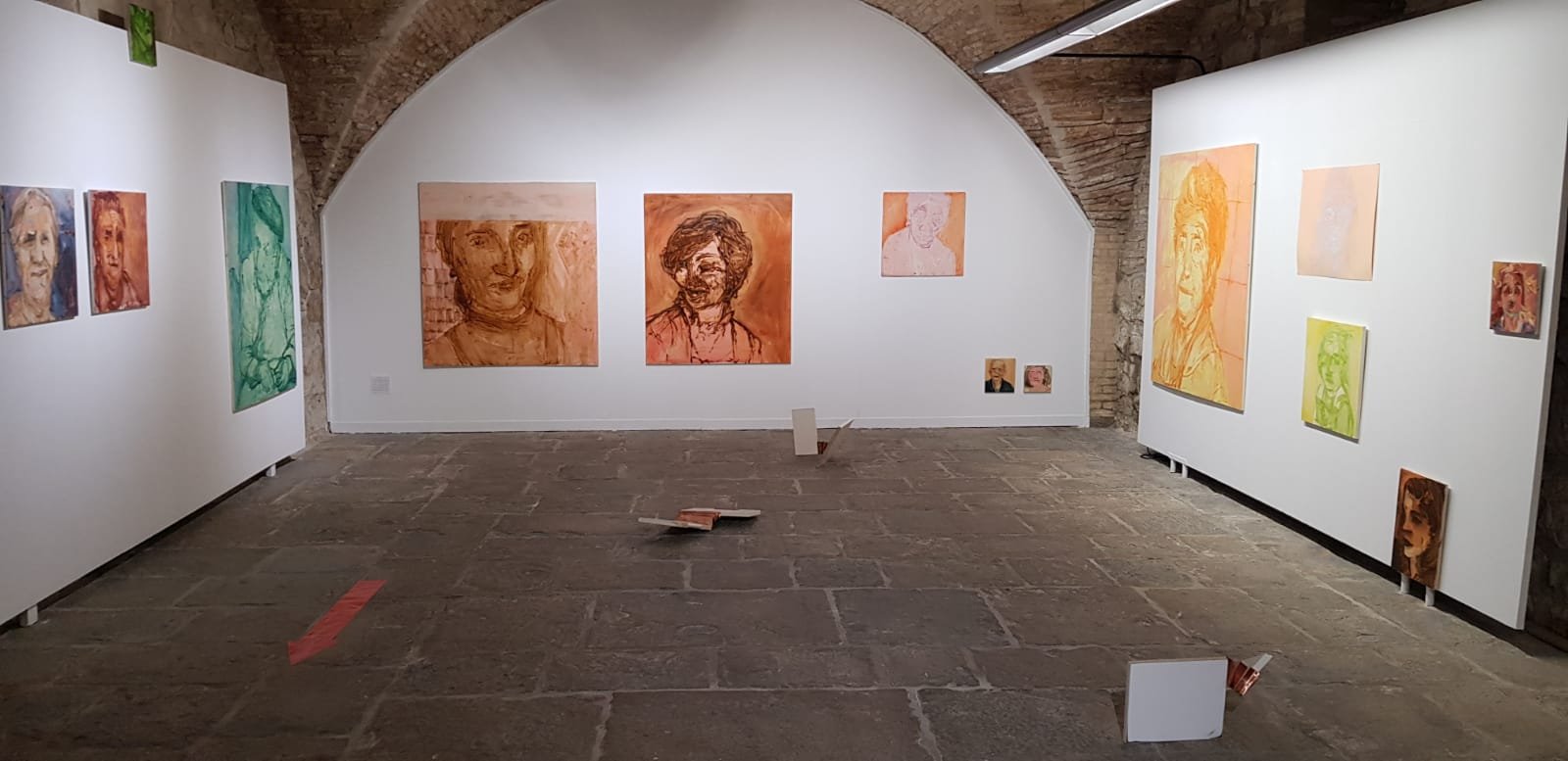 Mayte Vélaz presenta, en la Ciudadela, ‘Coger carrerilla, saltar y dar un abrazo’, una muestra en la que aúna diferentes expresiones artísticas, formatos y materiales