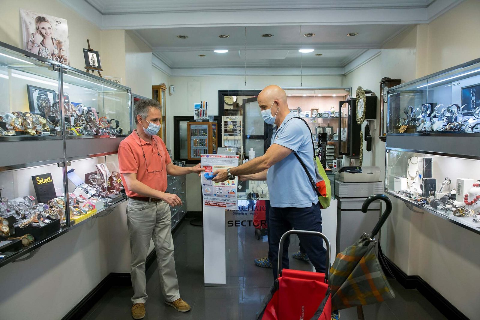 El Ayuntamiento de Pamplona ha repartido entre establecimientos de comercio, hostelería y servicios de toda la ciudad 26.000 dispositivos ‘non-touch’ (sin contacto)