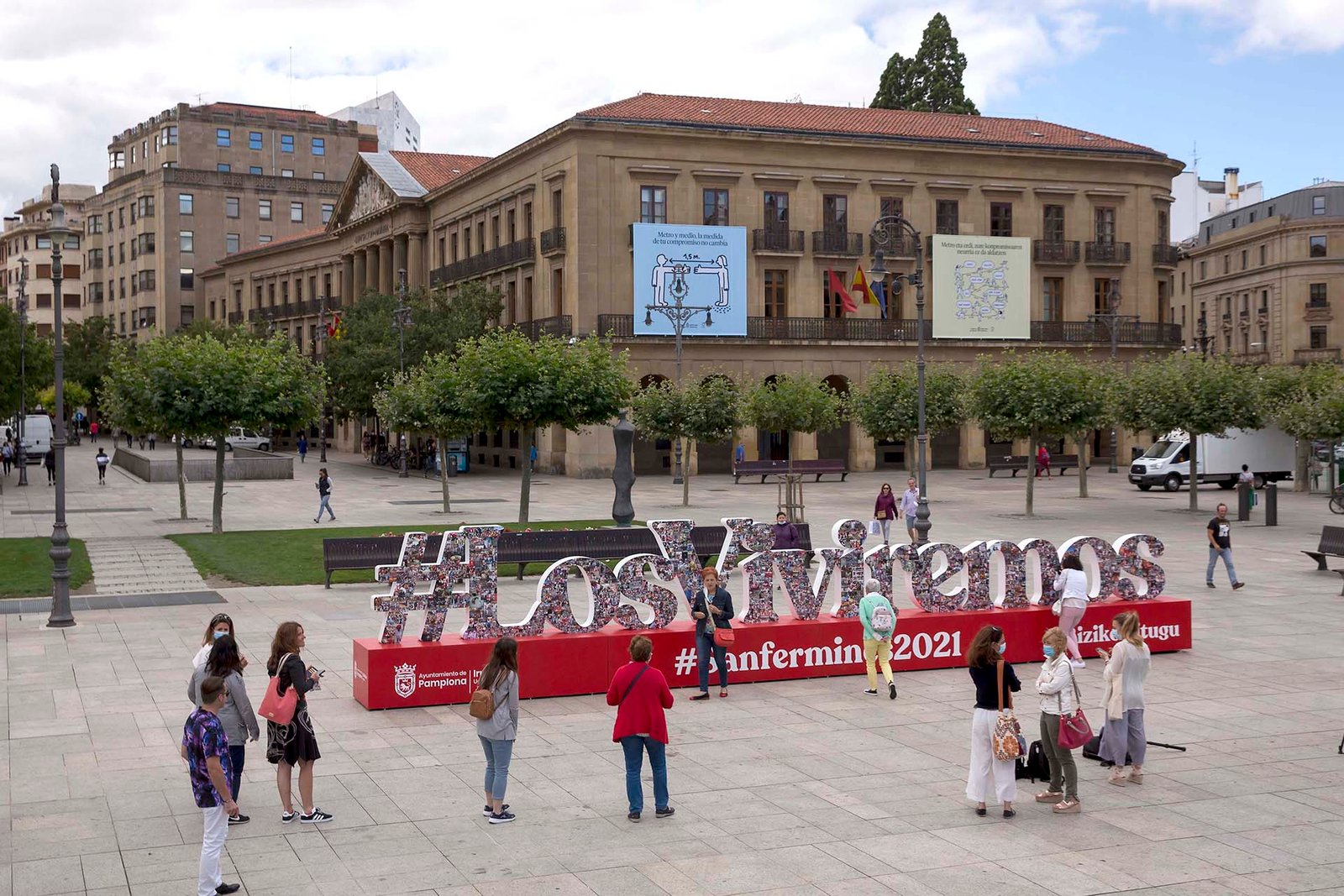 1.528 fotografías en una escultura de 12 metros de largo recuerdan, en la Plaza del Castillo, los buenos momentos sanfermineros pasados y que #LosViviremos en 2021