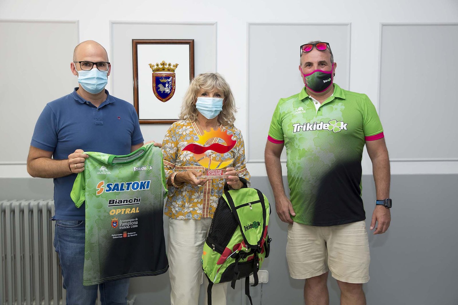 El Ayuntamiento de Pamplona recibe el trofeo del Campeonato de España de Duatlón de clubes en categoría femenina de Primera División de manos del C.D. Trikideak
