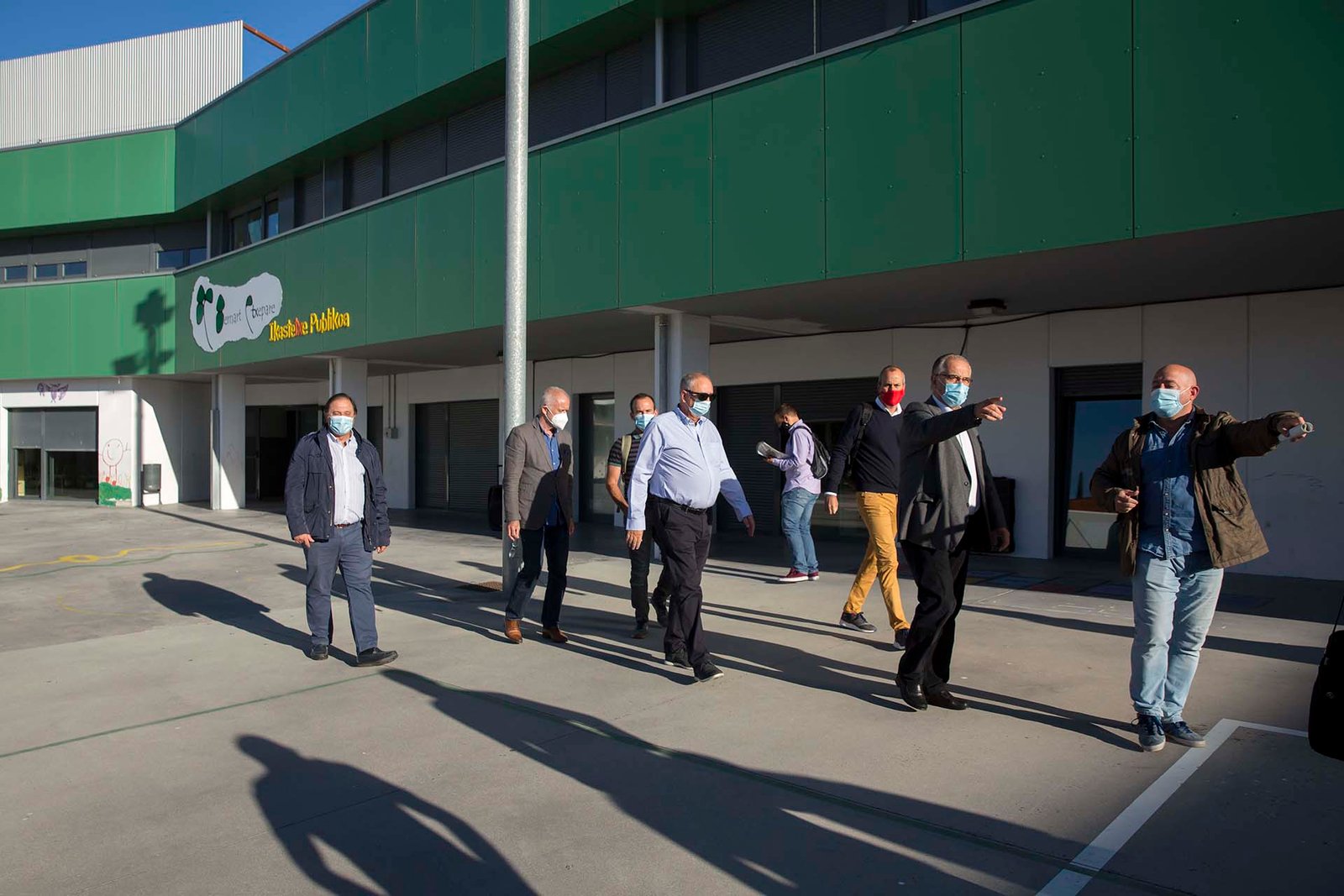 El C.P. Bernat Etxepare I.P. estrena patio este curso con un nuevo espacio que ya no es todo de hormigón sino que cuenta con una zona verde arbolada y áreas de juegos