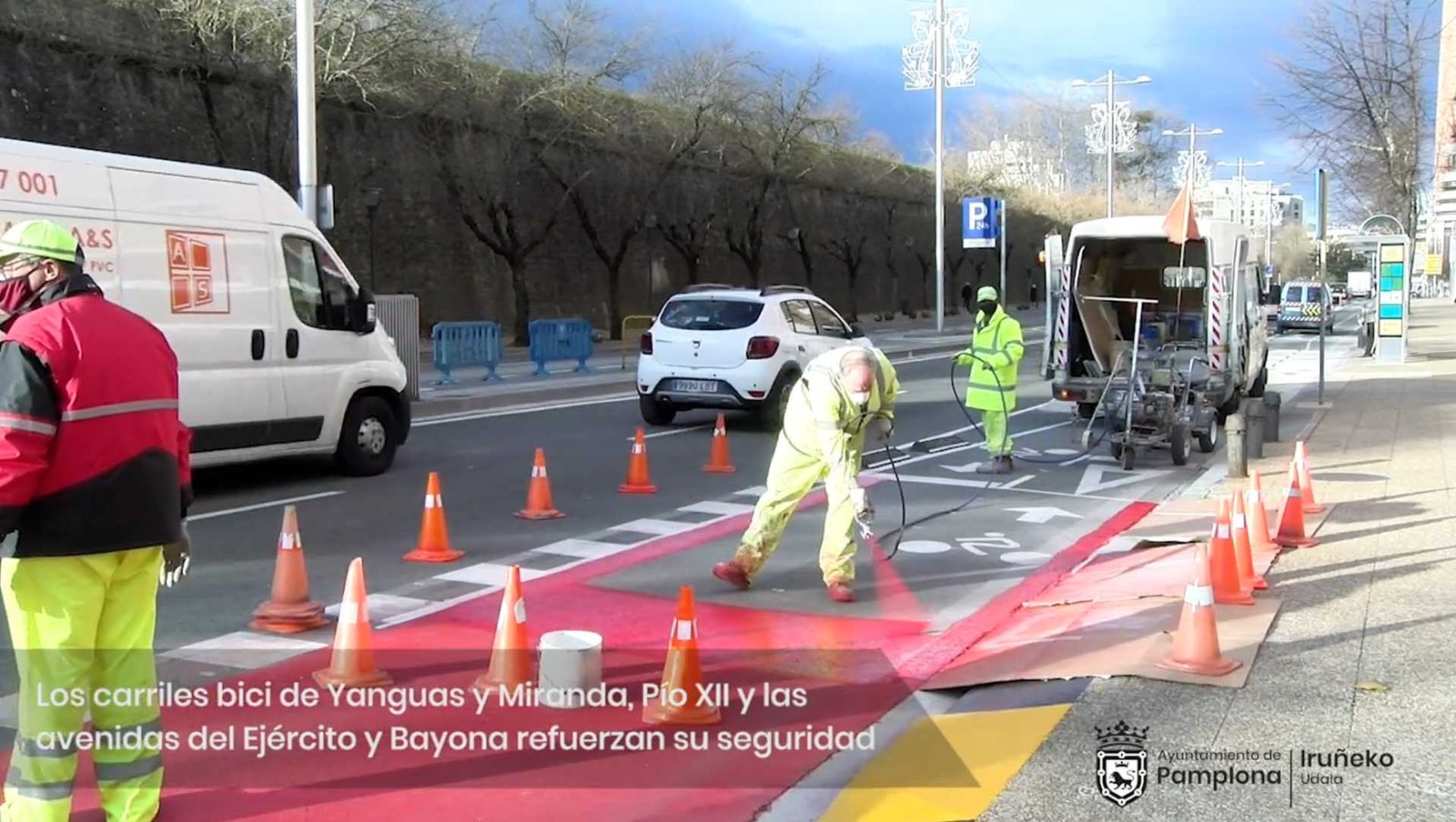 El Ayuntamiento pintará próximamente en rojo las últimas intersecciones pendientes de las 16 previstas para aumentar la seguridad en los cruces entre vehículos y bicis en vías de gran capacidad