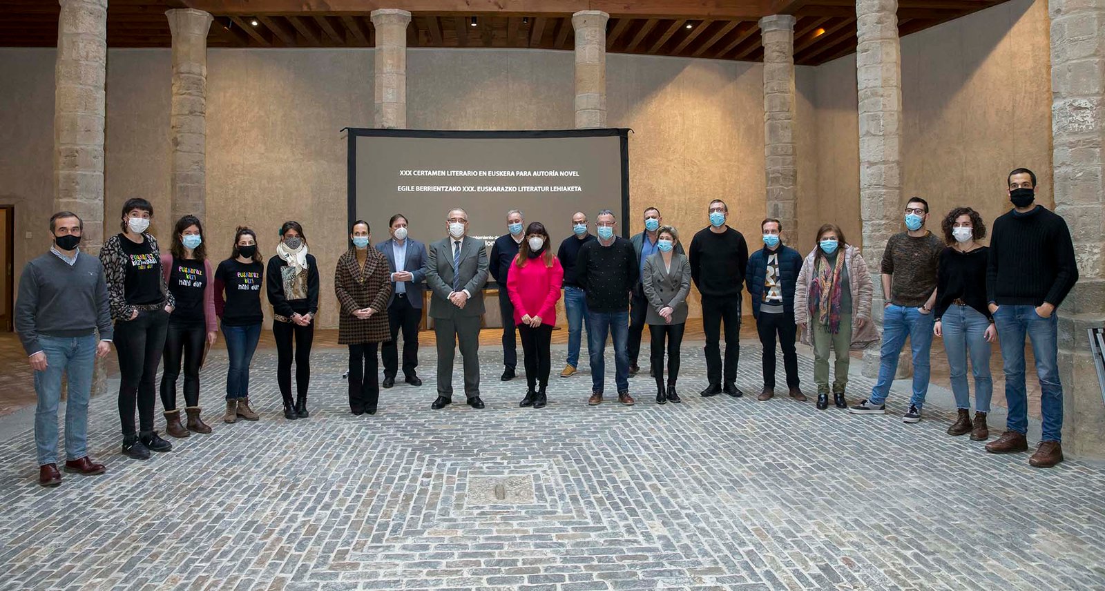 Saioa Alkaiza, Julio Soto, Irati Majuelo, Iñigo Satrustegi, Sarai Robles, Juan José Pellejero e Izaskun Igoa, ganadores del Concurso literario en euskera para autoría novel