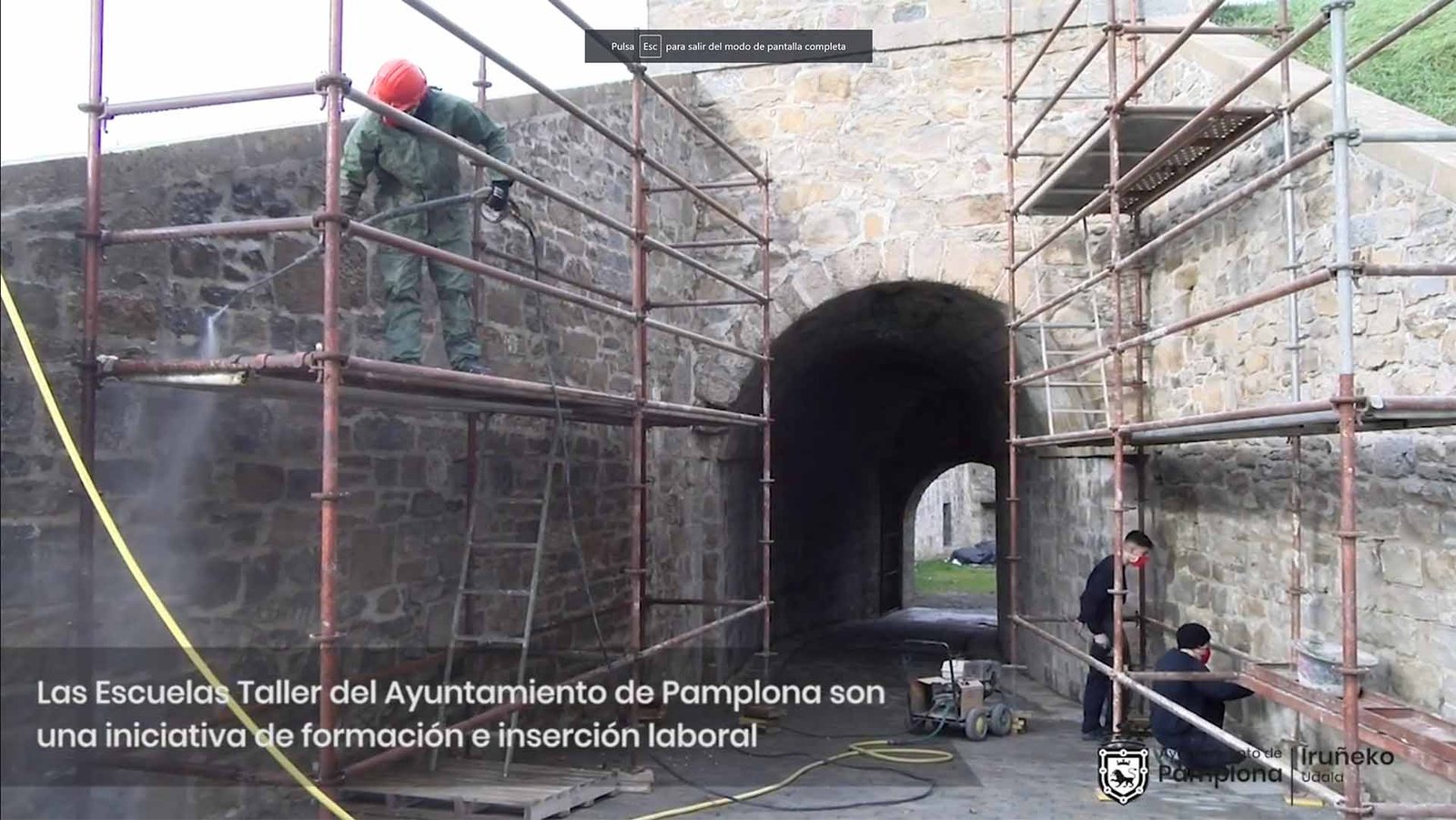 La Escuela Taller de ‘Almacén y piedra’ del Ayuntamiento de Pamplona arreglará esta primavera el pavimento de canto rodado de la entrada del cementerio municipal