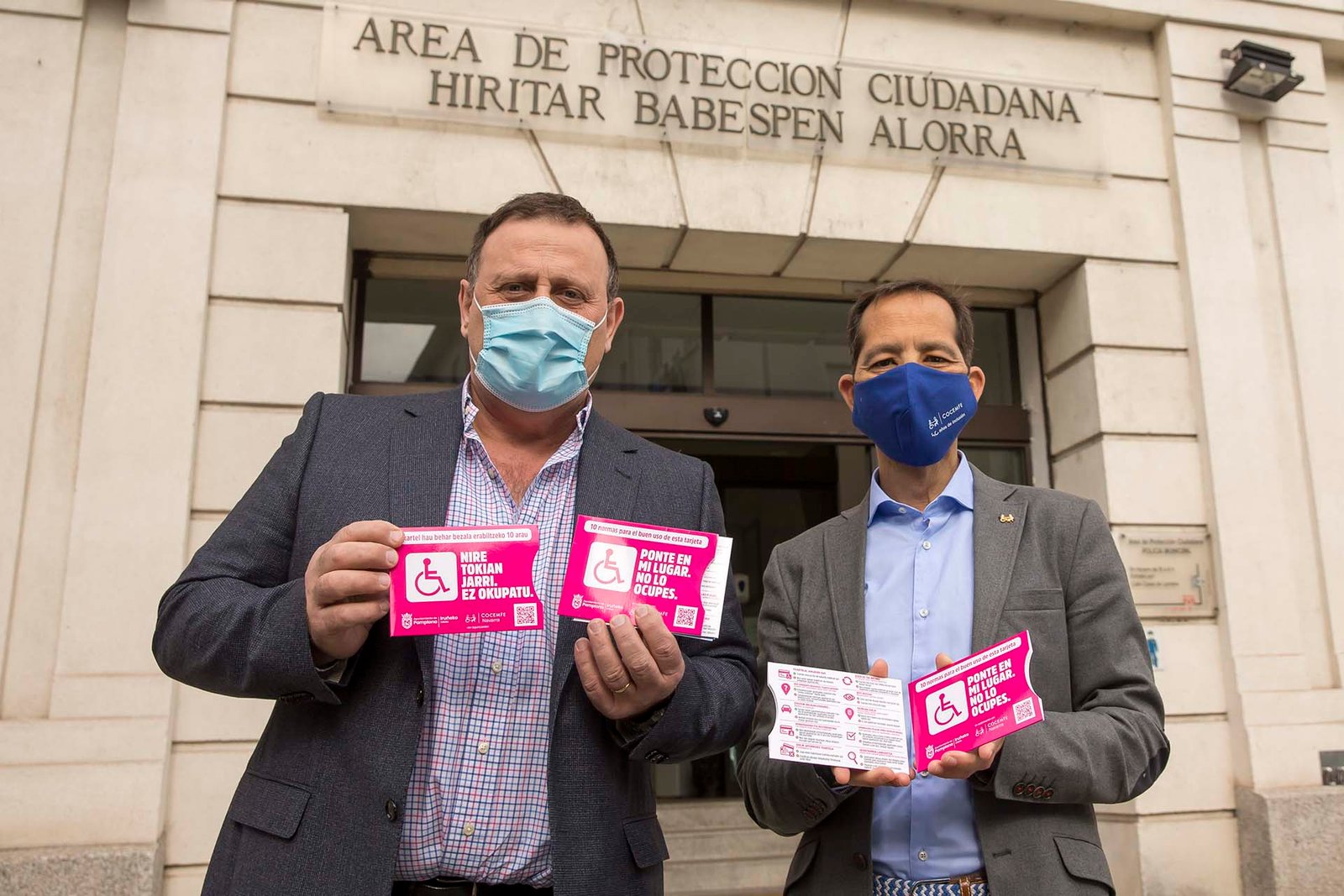 Ayuntamiento y COCEMFE promueven el buen uso de las tarjetas de aparcamiento para personas con discapacidad a través de unas fundas con sus normas de utilización