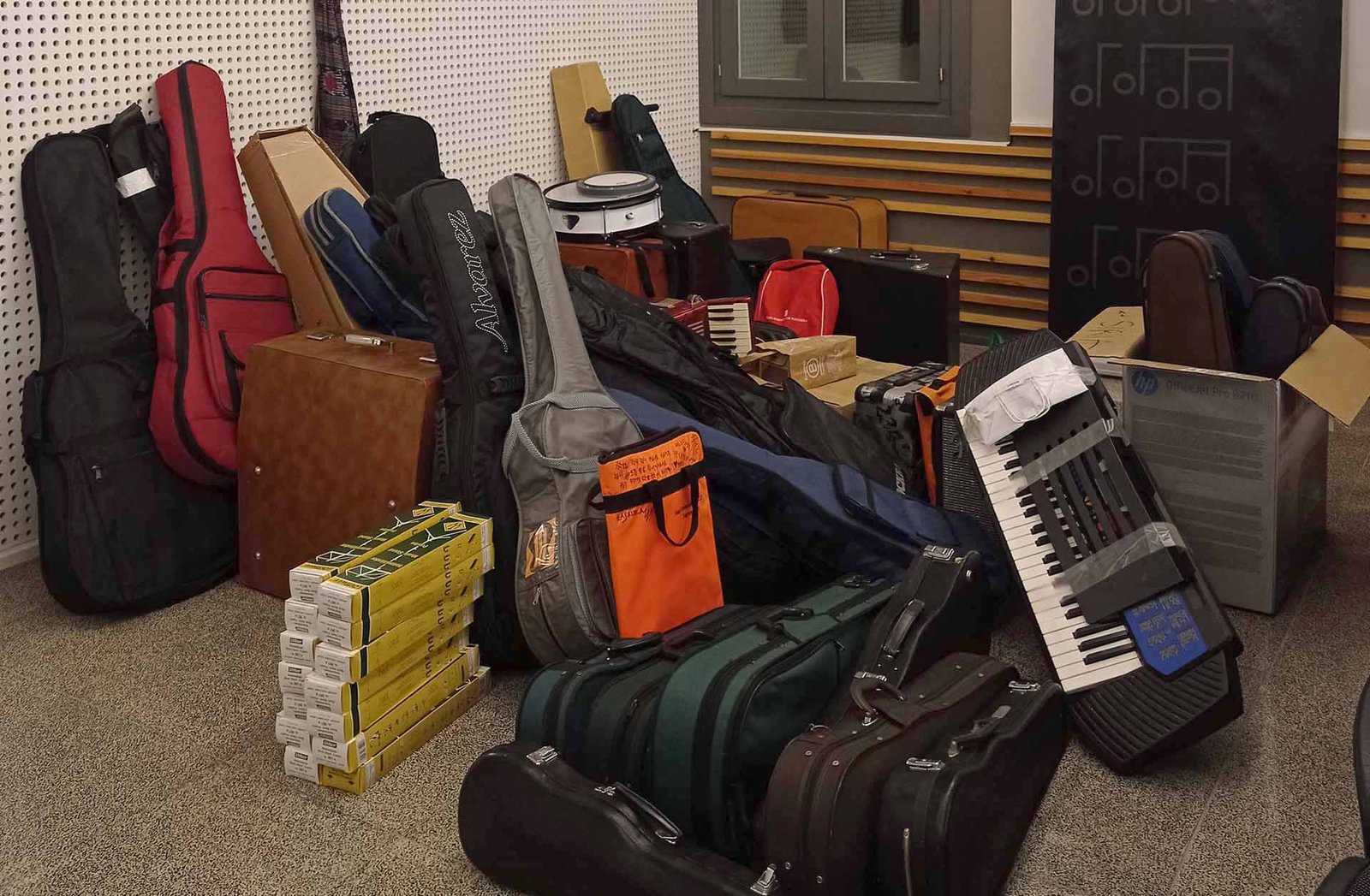 La Escuela de Música Joaquín Maya recoge más de 40 instrumentos para enviar a niños y niñas de Siria dentro de una campaña solidaria de Músicos sin Fronteras