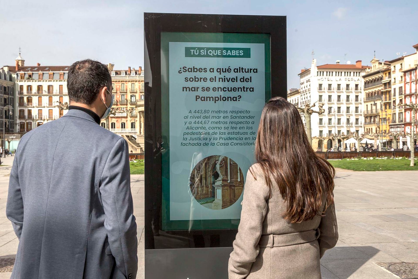 El Ayuntamiento instala en la Plaza del Castillo un mupi digital con una pantalla de 75 pulgadas que ofrecerá contenidos informativos y de servicios municipales