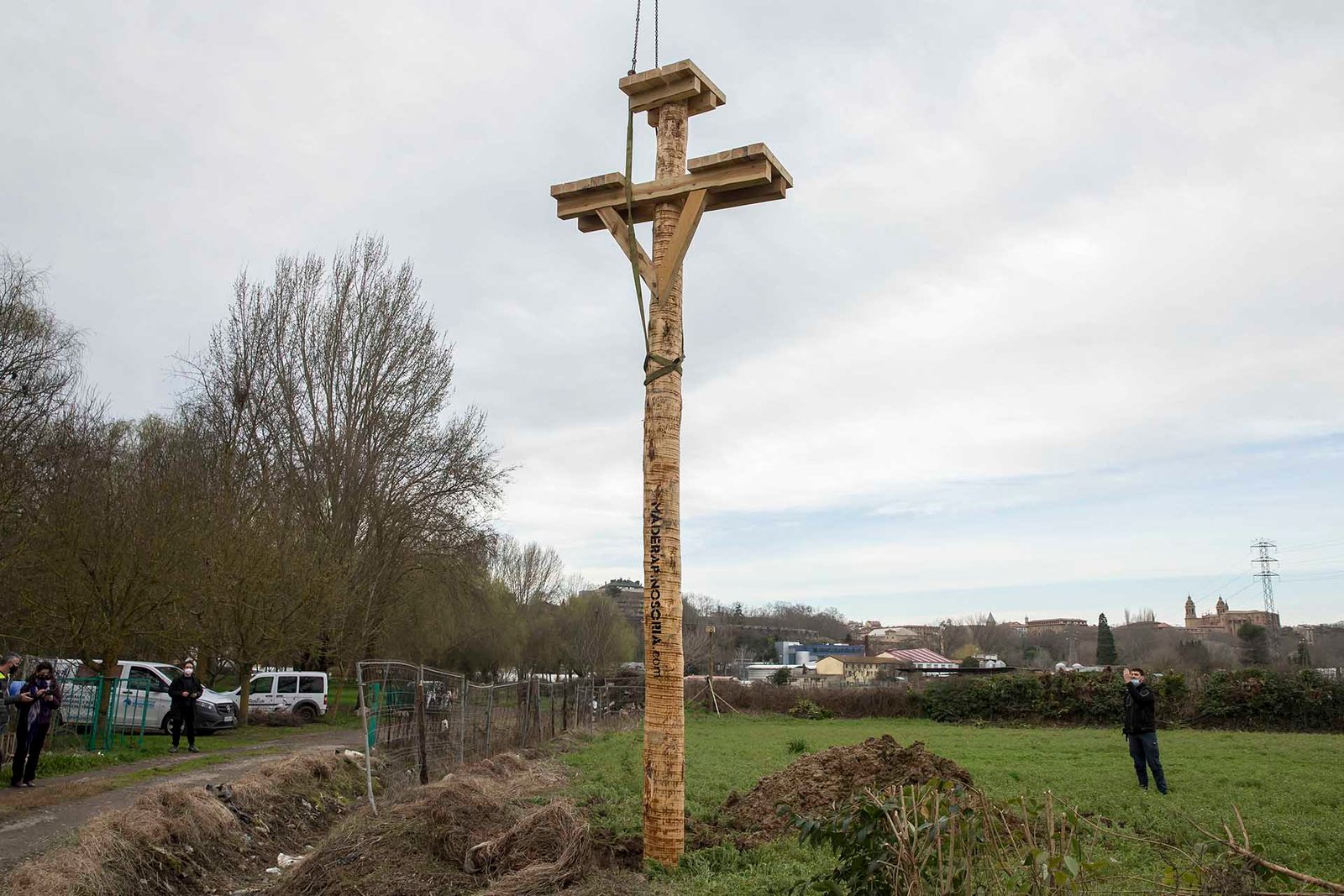 Colocado en la Magdalena el poste de madera, con un nido en la parte superior, que reubica a una pareja de cigüeñas que desde 2011 anida en ese entorno