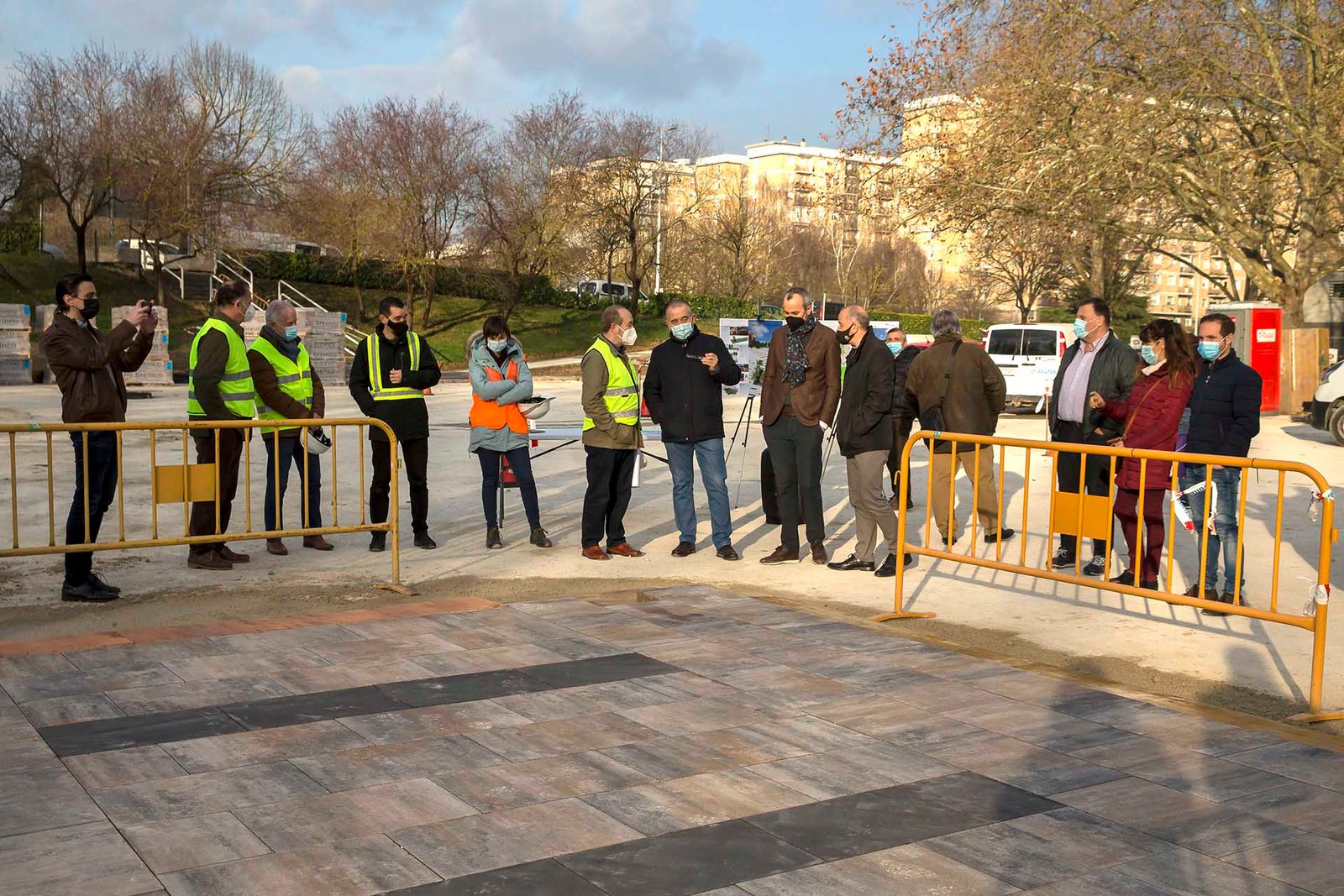 El nuevo parque creado en el antiguo patinódromo de San Jorge, que se une con el paseo del Arga, estará concluido para finales de abril