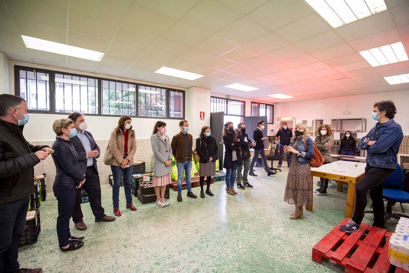El Ayuntamiento habilita un punto de reparto de alimentos en un local municipal de la calle Bartolomé de Carranza, que atiende a 300 familias en situación de exclusión social