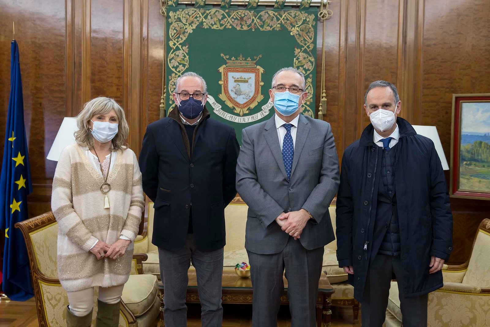 El alcalde de Pamplona recibe al exfutbolista Julio Alberto para conocer el proyecto que impulsa sobre prevención de drogodependencias