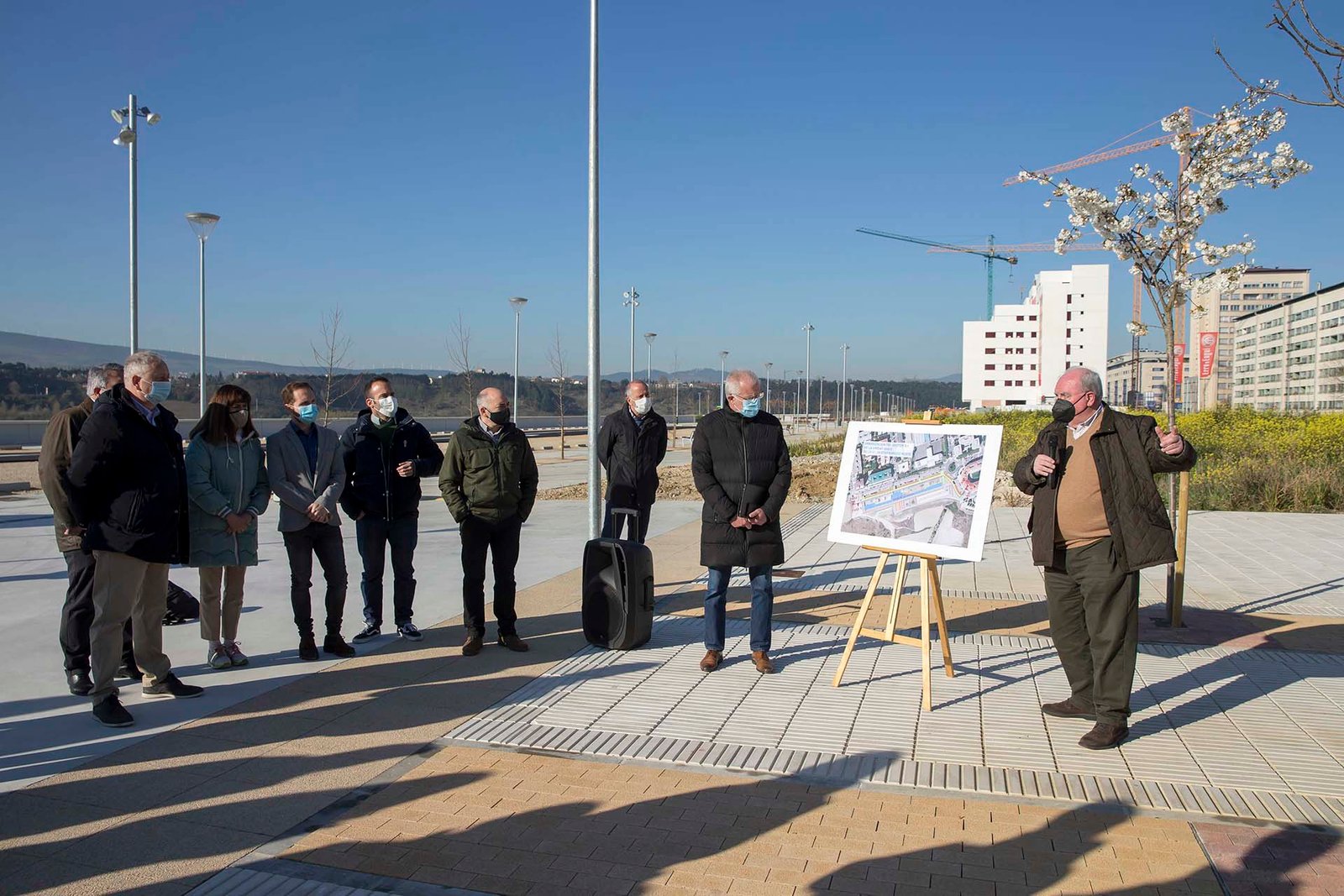 Finalizada la II fase de las obras de urbanización junto a la avenida de Pamplona en Etxabakoitz Norte que han dado continuidad al paseo sobre el Grupo Urdánoz