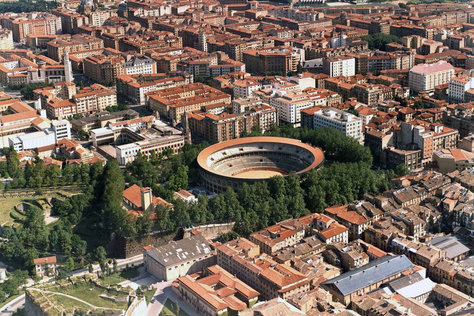 Pamplona reconoce a los Salesianos dándole su nombre a la nueva plaza creada en el solar que ocupó su antiguo colegio en el Segundo Ensanche