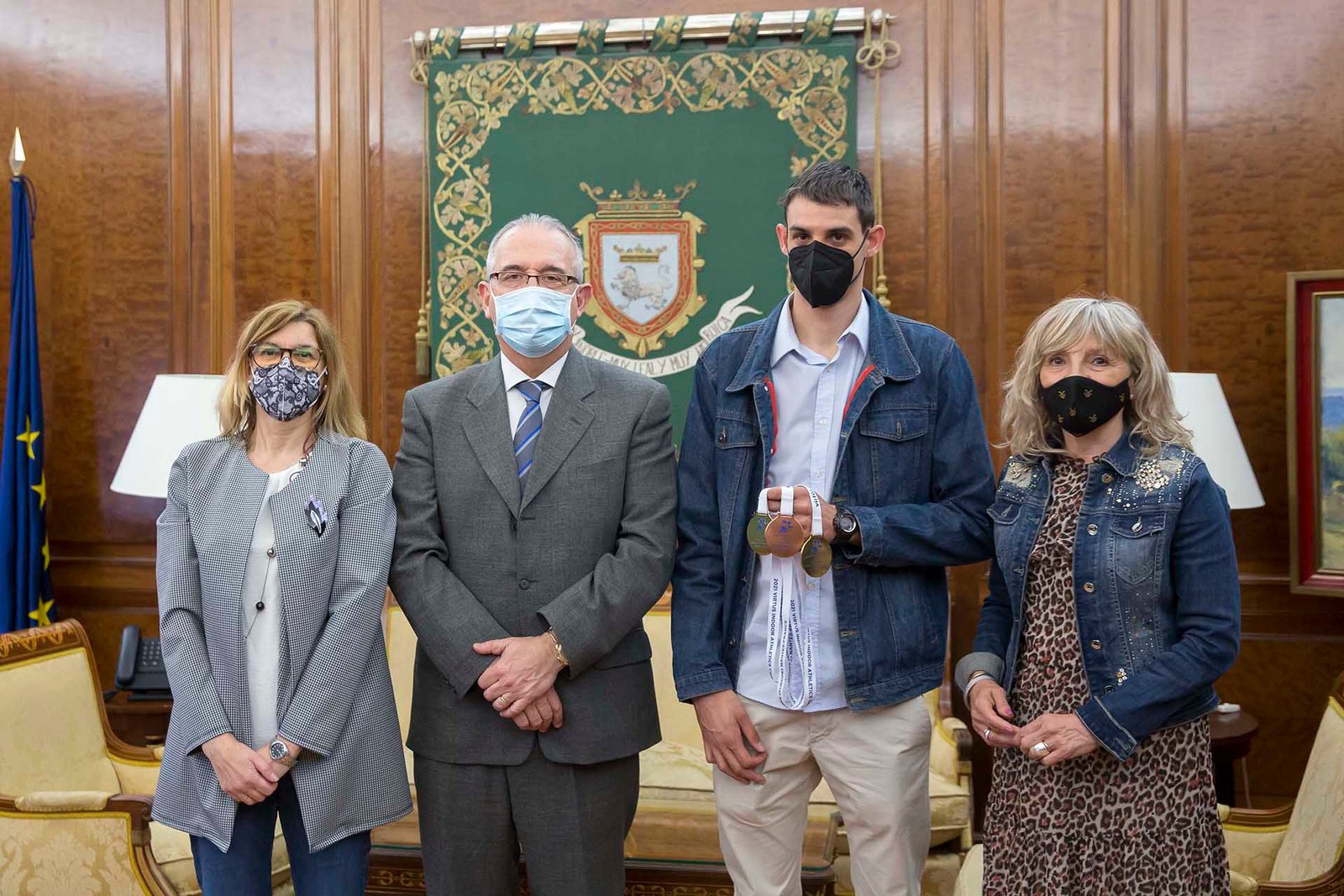 El alcalde recibe al atleta Rubén Pascual, quien ha logrado tres medallas de oro y bronce en los Campeonatos de Europa para personas con discapacidad intelectual