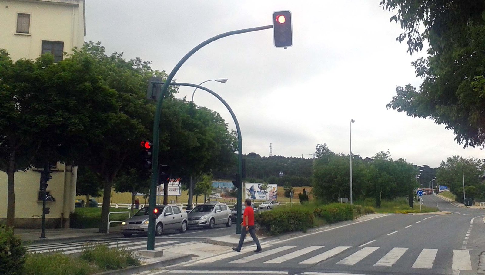 En funcionamiento el paso de peatones semaforizado de la avenida de Navarra situado frente a la plaza Félix Huarte que conecta Iturrama y el campus universitario