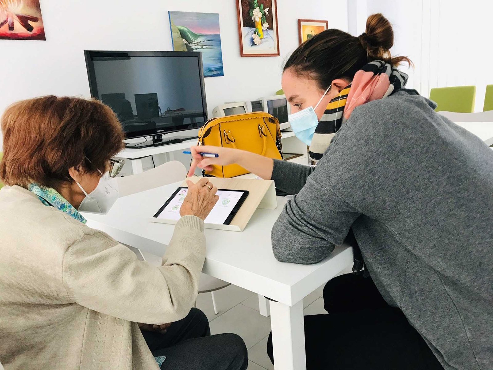 Los apartamentos tutelados del Ayuntamiento de Pamplona participan en un proyecto piloto europeo que ayuda a que las personas residentes se mantengan activas, saludables e independientes