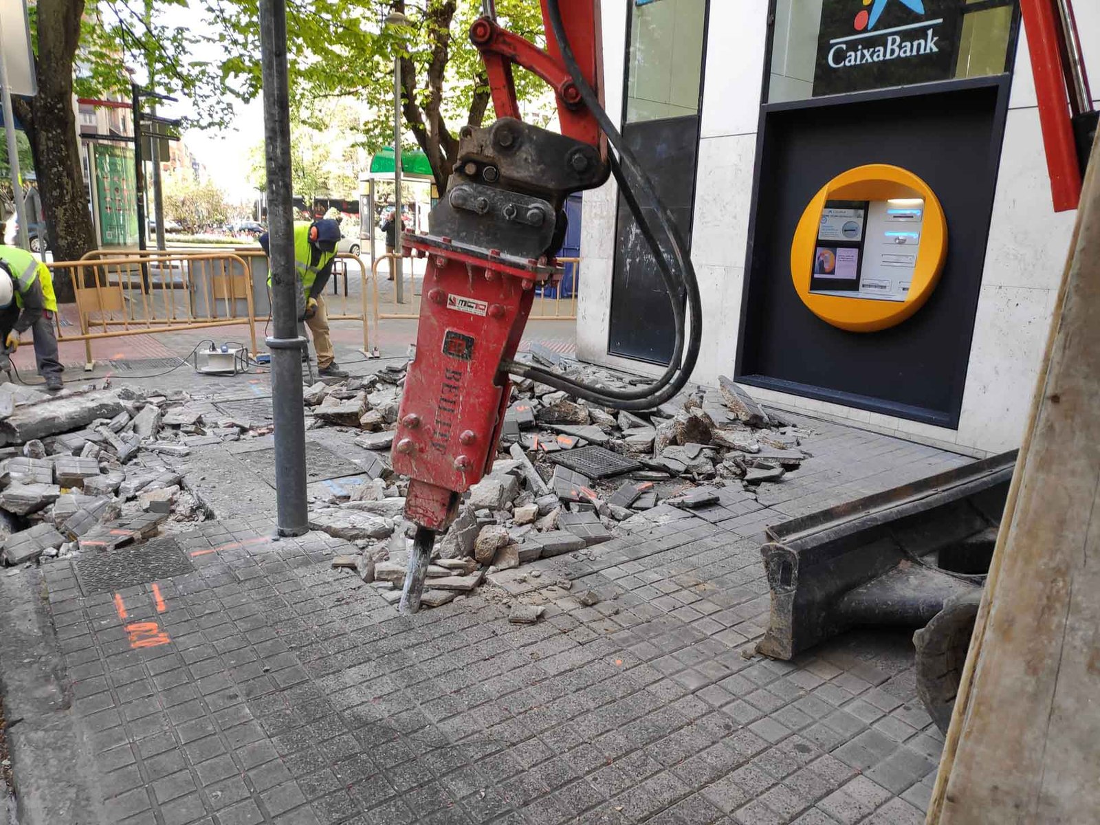 Comienzan los trabajos de adecuación de las aceras de la avenida de San Ignacio, en el tramo comprendido entre García Ximénez y la plaza de Príncipe de Viana