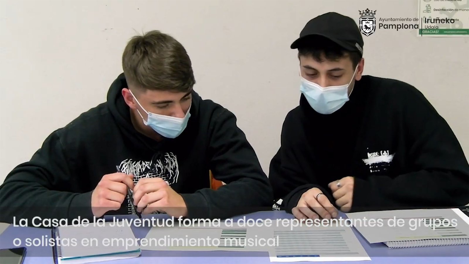 Doce componentes de grupos e intérpretes solistas participan en el curso de emprendimiento musical organizado por la Casa de la Juventud