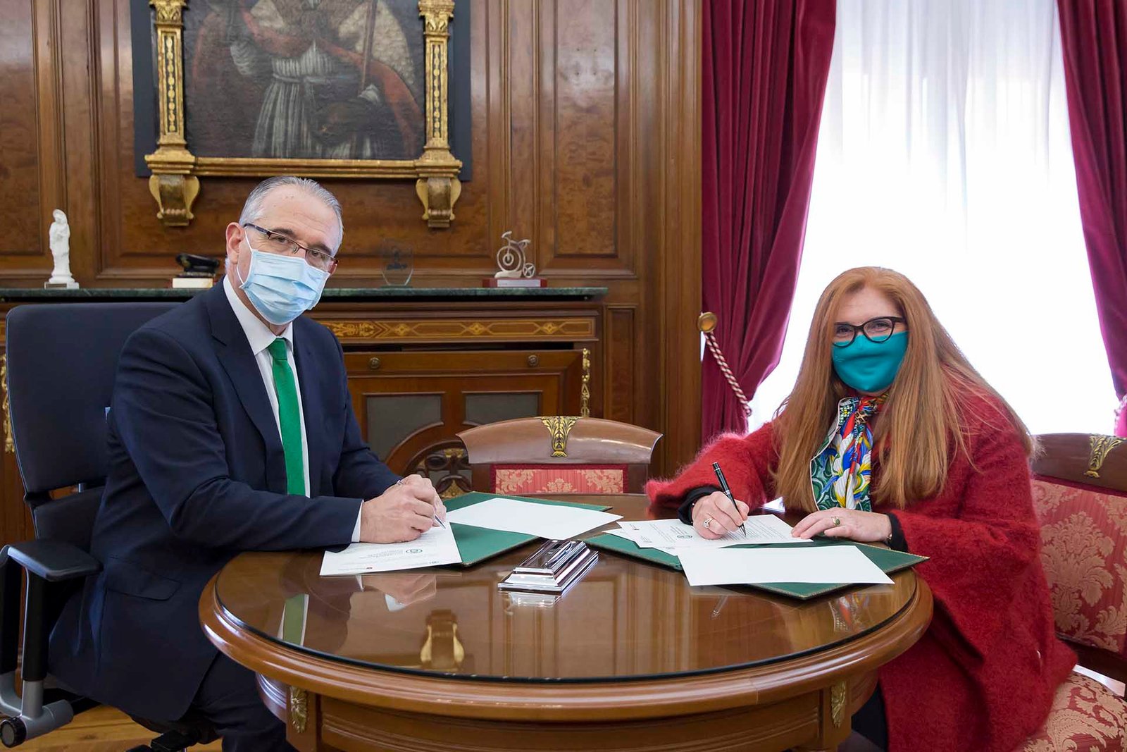 El Ayuntamiento firma un convenio con el Colegio de Abogados de Pamplona para que este pueda utilizar en su imagen gráfica una adaptación del logo municipal