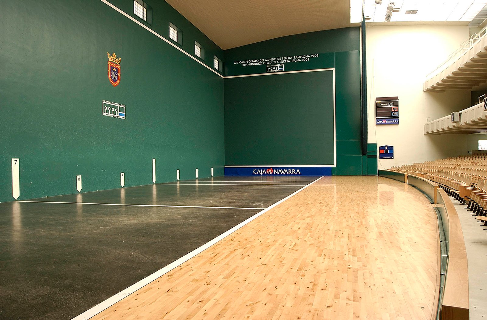 El Ayuntamiento sustituirá en verano la actual iluminación halógena del frontón Labrit por luminarias de tecnología LED