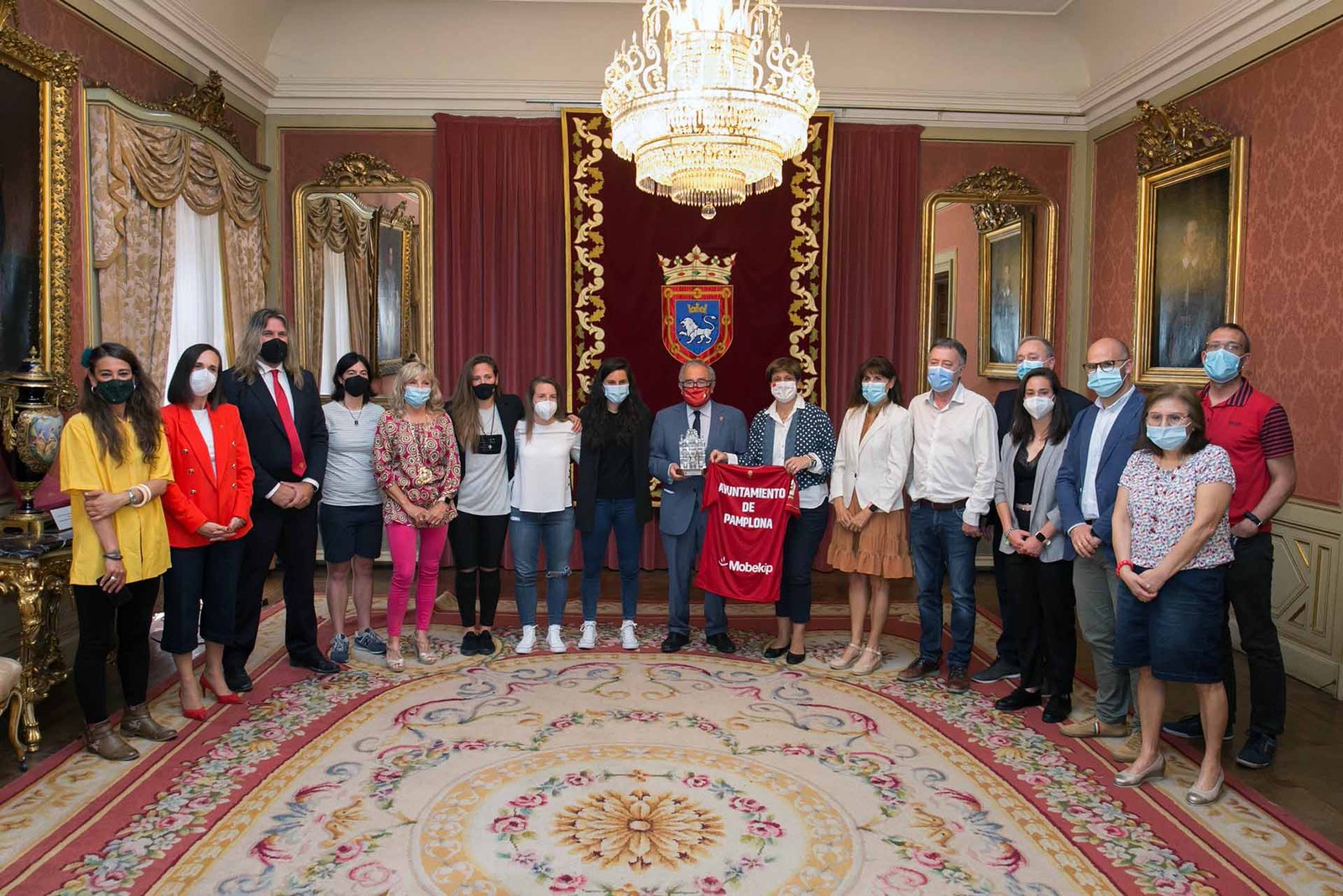 El Ayuntamiento de Pamplona recibe al C.A. Osasuna Femenino que esta temporada se ha quedado a las puertas del ascenso a la Primera Iberdrola