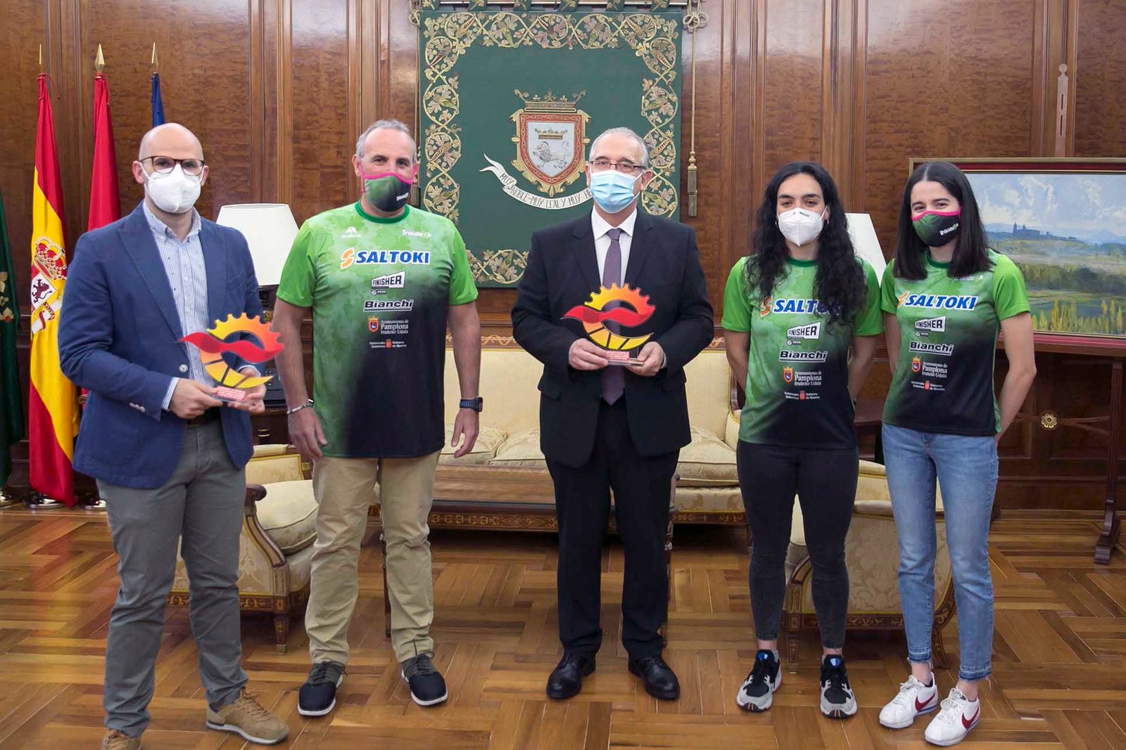 El club Saltoki Trikideak entrega al alcalde los trofeos obtenidos en el Campeonato de España de Duatlón por relevos, celebrado en Alcobendas