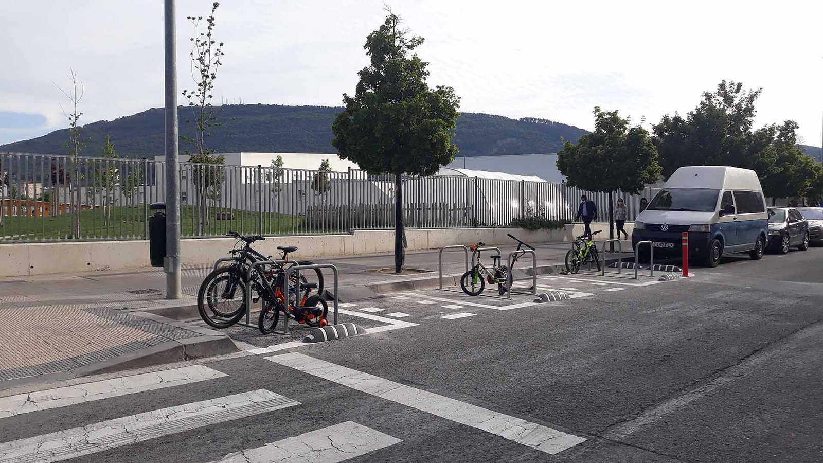 El Ayuntamiento de Pamplona actúa en los dos pasos de peatones de acceso al C. P. Buztintxuri para aumentar su seguridad y mejorar la visibilidad de quienes los atraviesan