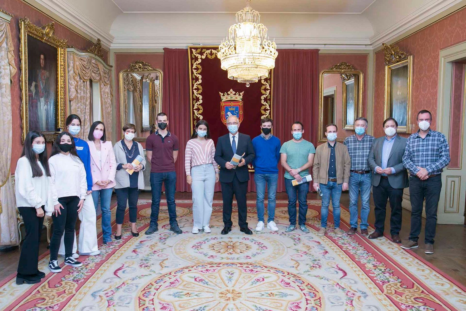 Un grupo de alumnos del colegio Claret Larraona comparte con los representantes de los grupos municipales un trabajo sobre el código ético del buen ejercicio de la política