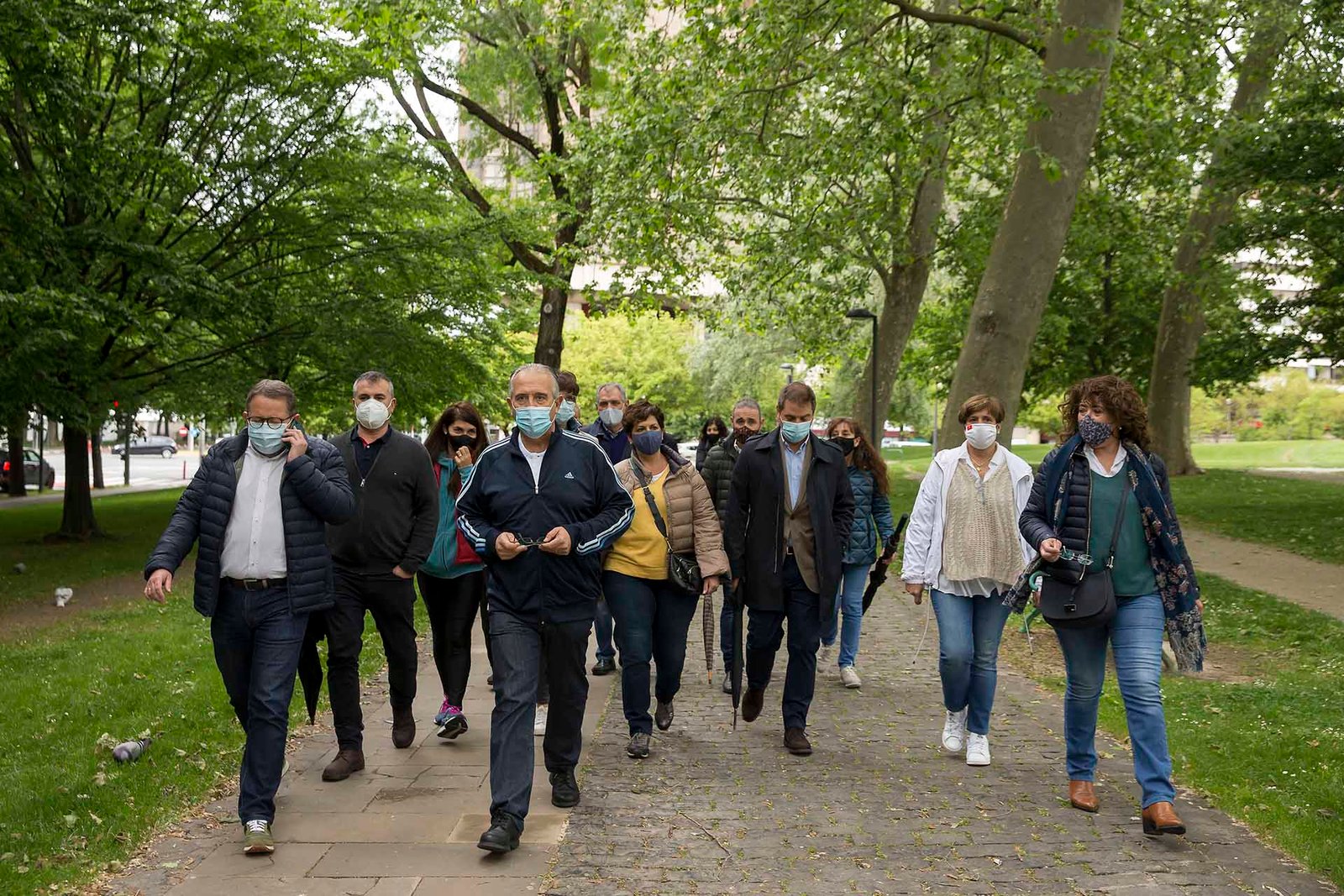 El alcalde y representantes de la Asociación de Hoteles de Pamplona recorren un tramo del Camino de Santiago a su paso por la ciudad