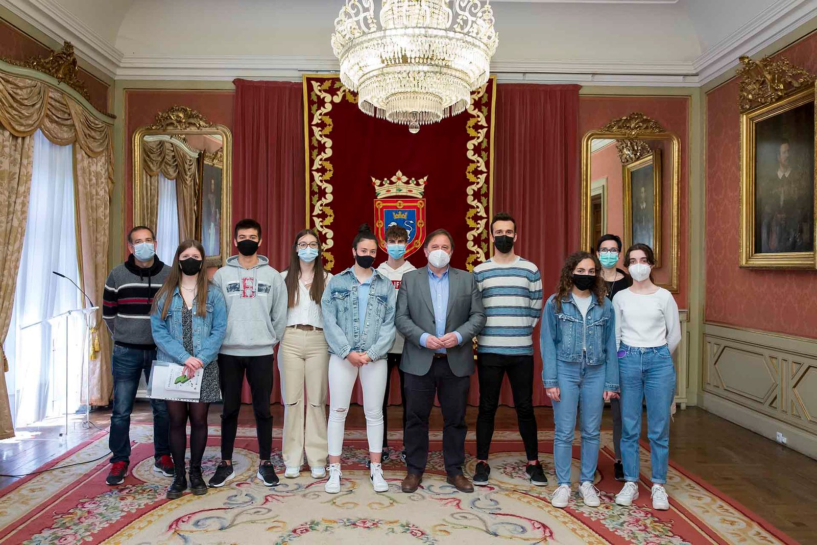 Un proyecto del alumnado del Instituto Navarro Villoslada para reducir la brecha digital recibe el reconocimiento del Ayuntamiento de Pamplona