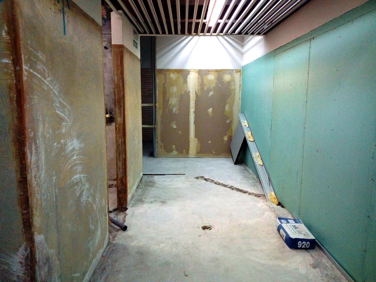 Comienzan las obras de reforma de los vestuarios del frontón del trinquete – polideportivo de Mendillorri que concluirán a principios de julio